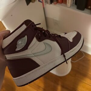 Bordeaux mids Nike air Jordans